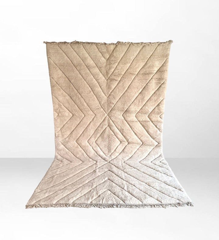 Fatiha: Off-White Beni Mrirt Berber Wool Rug - Geometric Beauty in Traditional Splendor